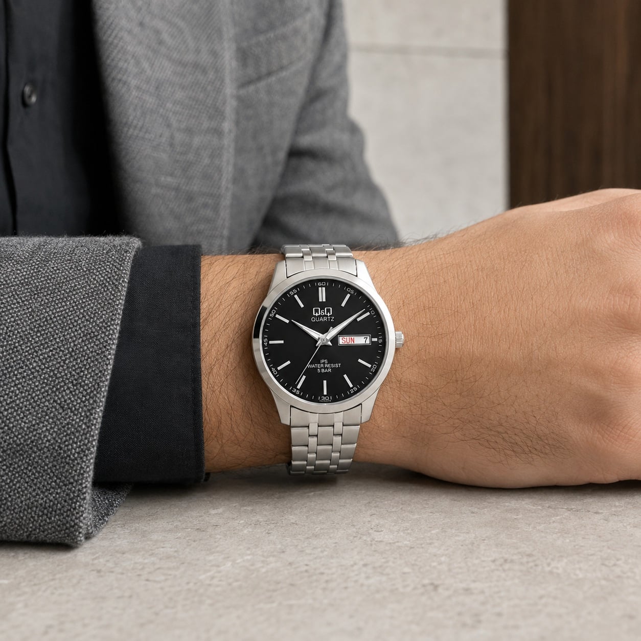 RELOJ QYQ CD02J212Y PARA HOMBRE PLATEADO ESFERA NEGRA BRAZALETE METÁLICO DÍA Y FECHA 42 MM 5 BAR - 3