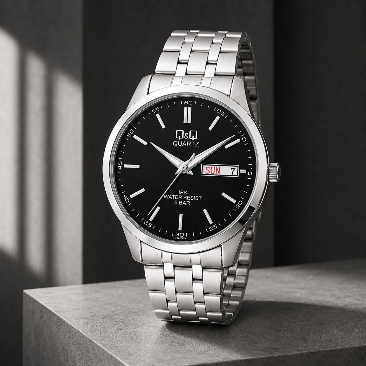 RELOJ QYQ CD02J212Y PARA HOMBRE PLATEADO ESFERA NEGRA BRAZALETE METÁLICO DÍA Y FECHA 42 MM 5 BAR - 5