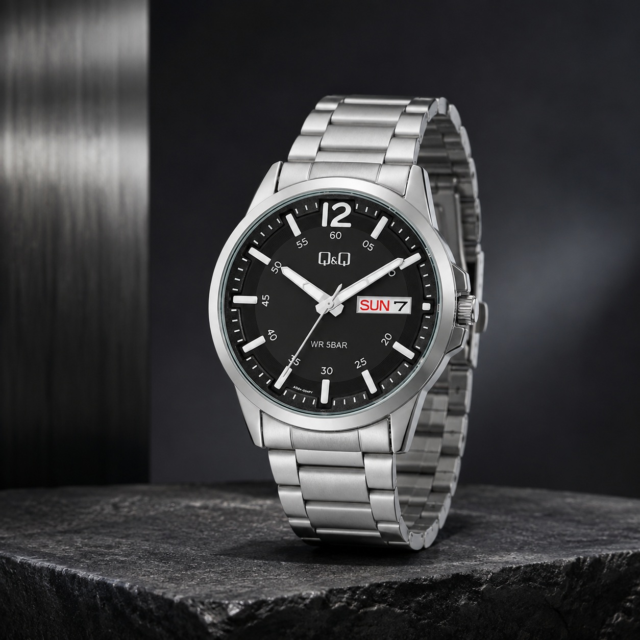 RELOJ QYQ A36A-004PY PARA HOMBRE PLATEADO ESFERA NEGRA BRAZALETE METÁLICO DÍA Y FECHA 42 MM 5 BAR - 5