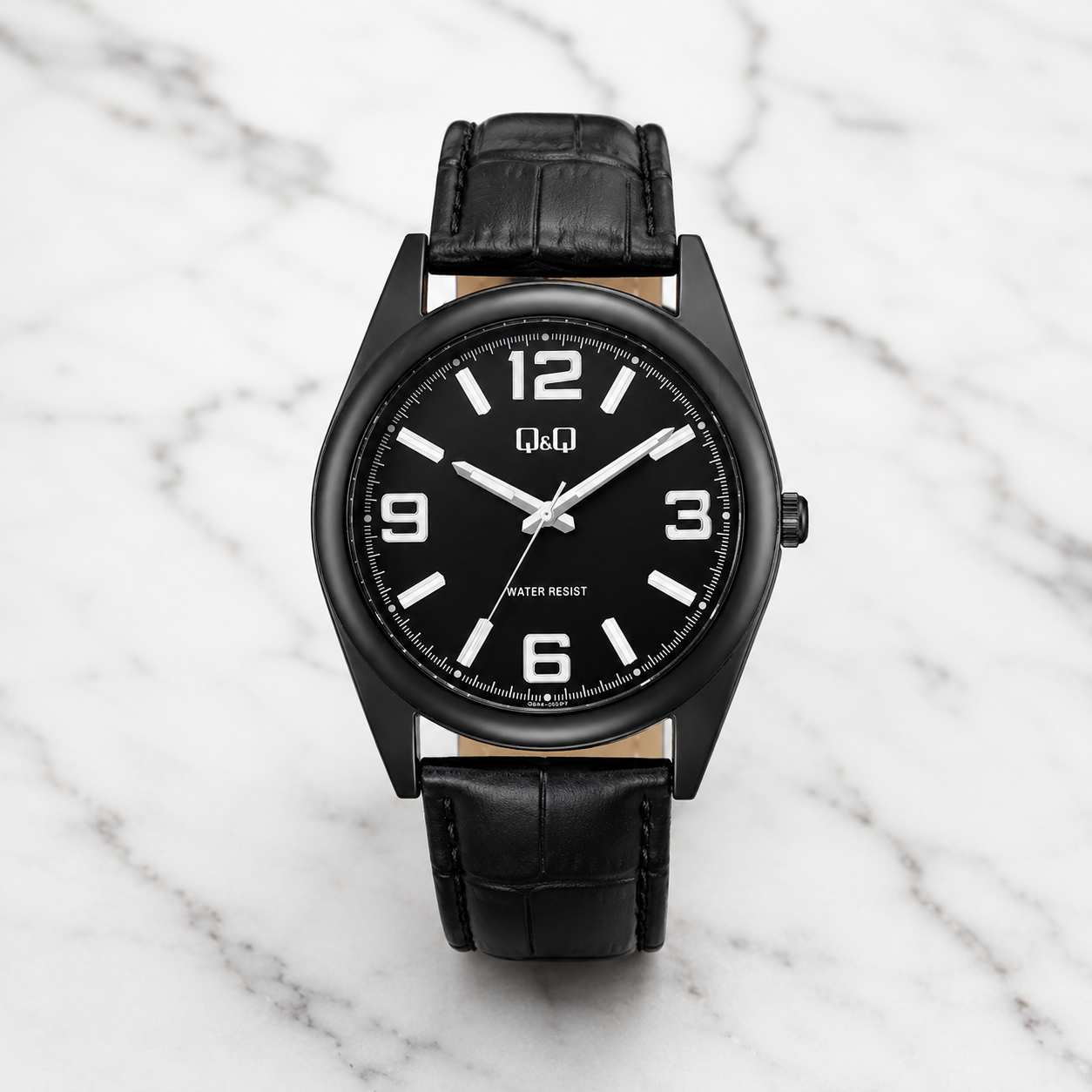 RELOJ QYQ Q68A-001PY PARA HOMBRE COLOR NEGRO ESFERA NEGRA CORREA DE CUERO SINTÉTICO 43 MM 3 BAR - 1