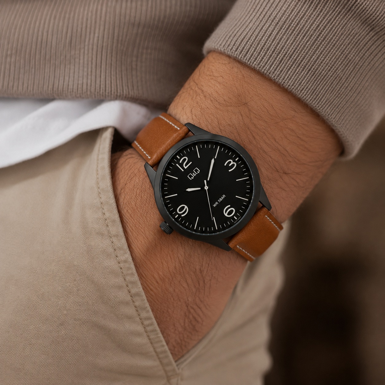 RELOJ QYQ Q77B-003PY PARA HOMBRE ESFERA NEGRA CORREA DE CUERO MARRÓN 42 MM ACUÁTICO 5 BAR - 4