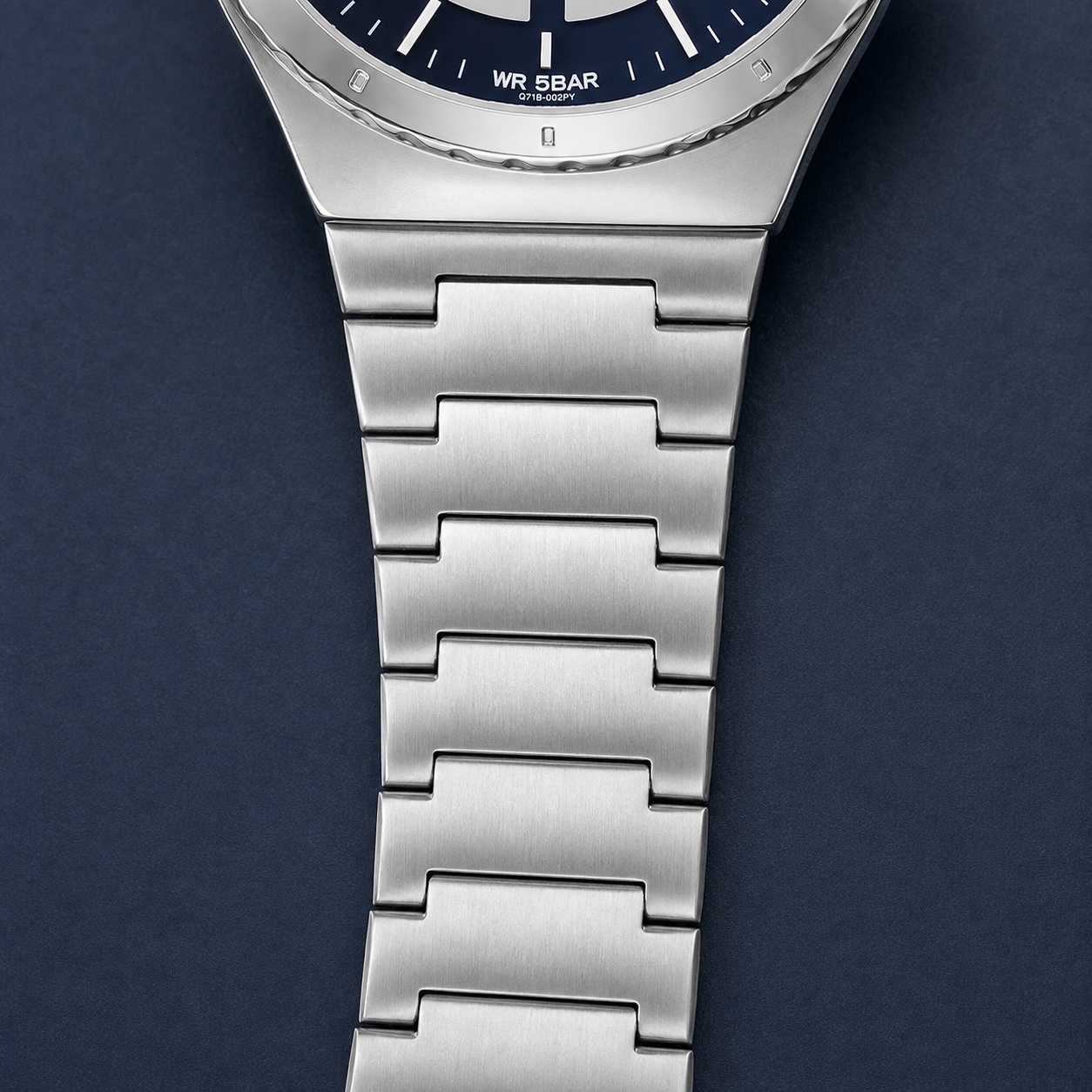 RELOJ Q&Q Q71B-002PY PARA HOMBRE PLATEADO ESFERA AZUL BRAZALETE METÁLICO 42 MM 5 BAR - 4