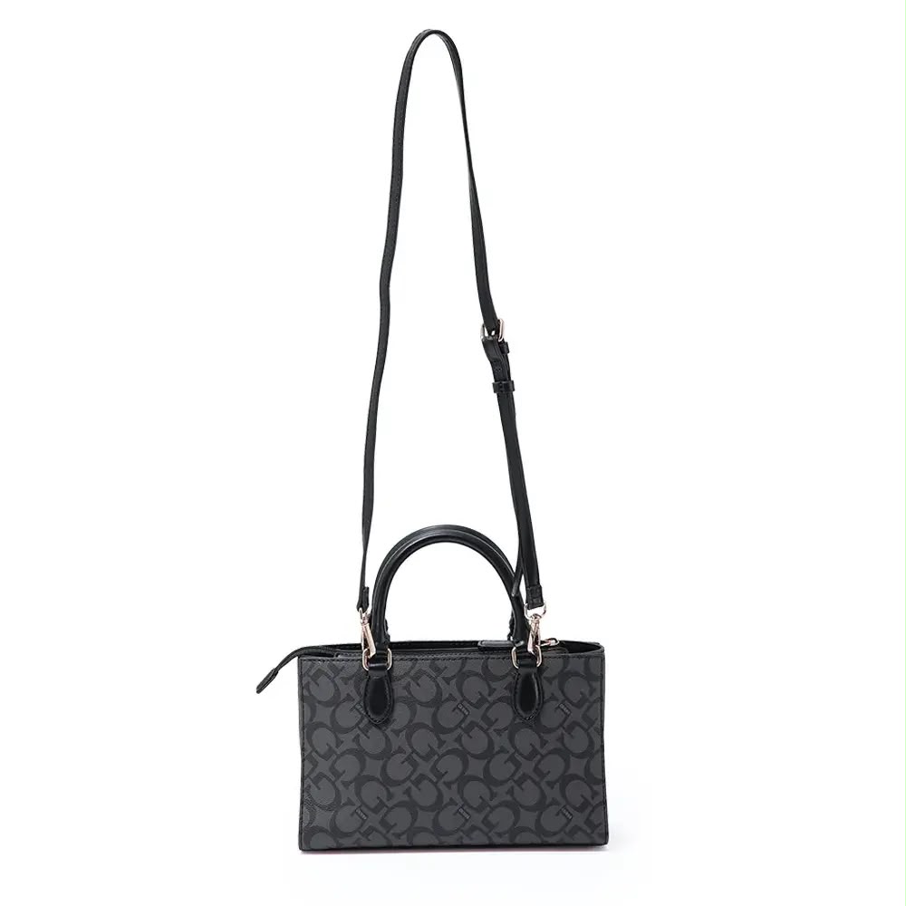 CARTERA GUESS MINI SATCHEL NEGRA CON MONOGRAMA Y DIJE CORAZÓN - 3