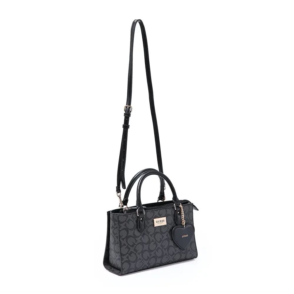 CARTERA GUESS MINI SATCHEL NEGRA CON MONOGRAMA Y DIJE CORAZÓN - 4