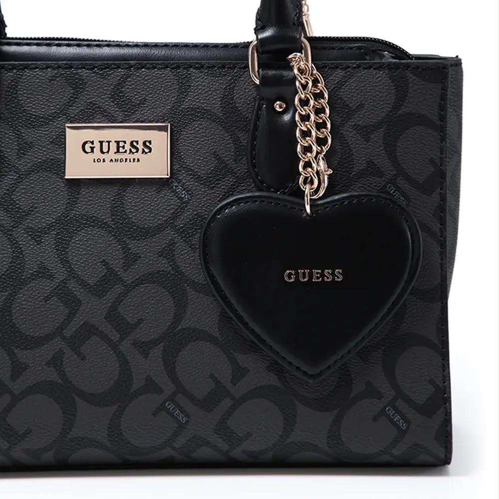 CARTERA GUESS MINI SATCHEL NEGRA CON MONOGRAMA Y DIJE CORAZÓN - 5