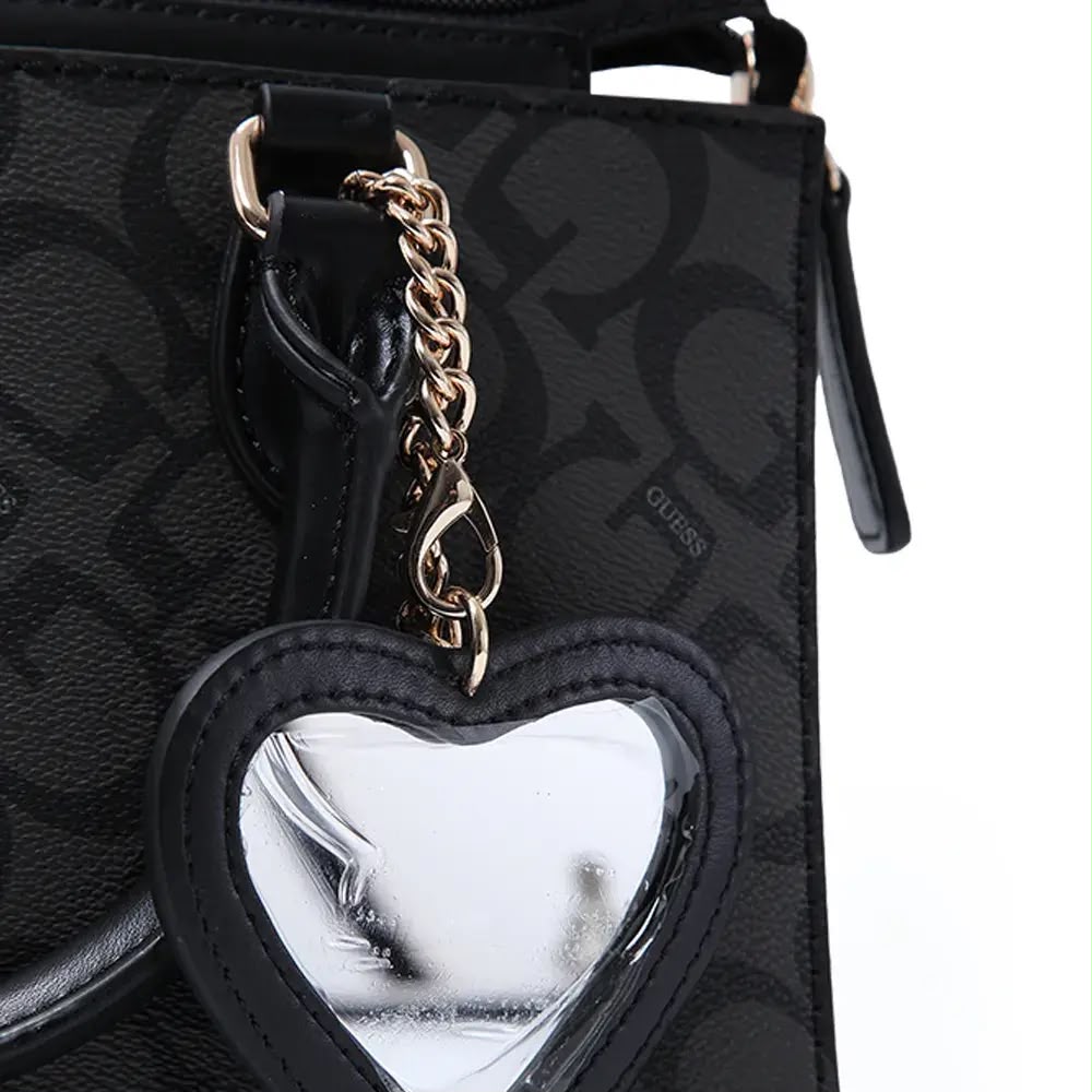 CARTERA GUESS MINI SATCHEL NEGRA CON MONOGRAMA Y DIJE CORAZÓN - 6