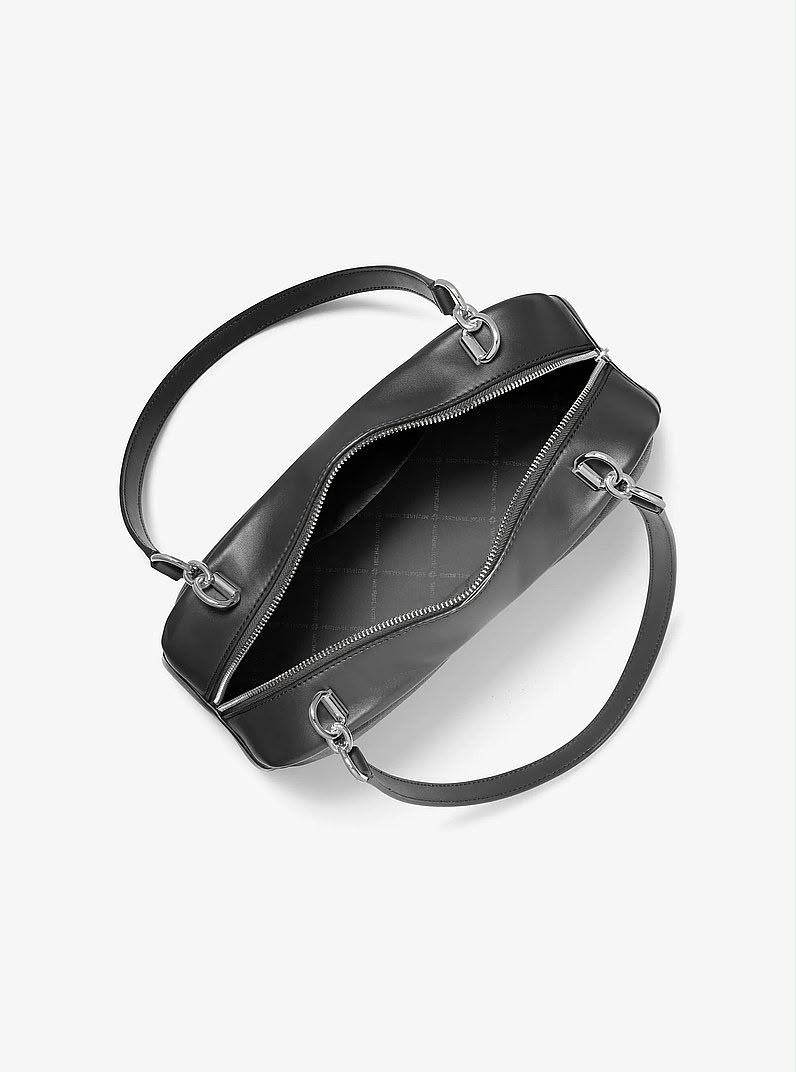 CARTERA MICHAEL KORS BAGUETTE NEGRA DE CUERO CON DIJE MK .ESTA CARTERA DE HOMBRO DE LA MARCA MICHAEL KORS - 2