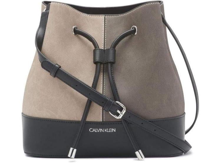 BOLSA AL HOMBRO CALVIN KLEIN GABRIANNA PARA MUJER, MODERNA PIEL VEGANA - 1