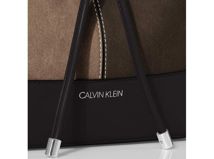 BOLSA AL HOMBRO CALVIN KLEIN GABRIANNA PARA MUJER, MODERNA PIEL VEGANA - 4