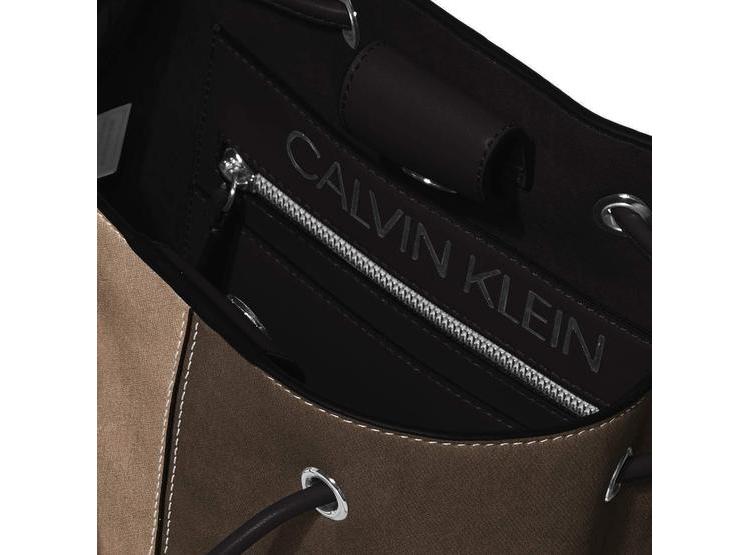 BOLSA AL HOMBRO CALVIN KLEIN GABRIANNA PARA MUJER, MODERNA PIEL VEGANA - 6