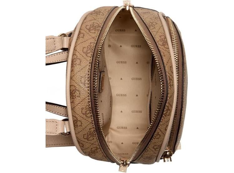 MOCHILA GUESS MANHATTAN II CASUAL, LOGOTIPO LATTE CON CORREAS AJUSTABLES Y MÚLTIPLES BOLSILLOS DORADOS - 3