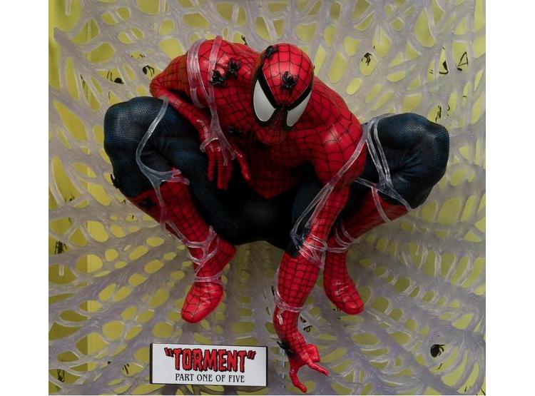 FIGURA COLECCIONABLE DE SPIDER-MAN CON ESCENA Y CÓMIC POR MCFARLANE TOYS, INSPIRADA EN SPIDER-MAN #1 - 2