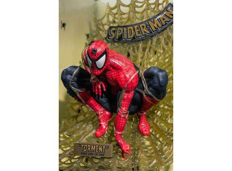 FIGURA COLECCIONABLE SPIDER-MAN DE MARVEL EDICIÓN DORADA CON BASE Y CÓMIC, DISEÑADA POR MCFARLANE TOYS - 5
