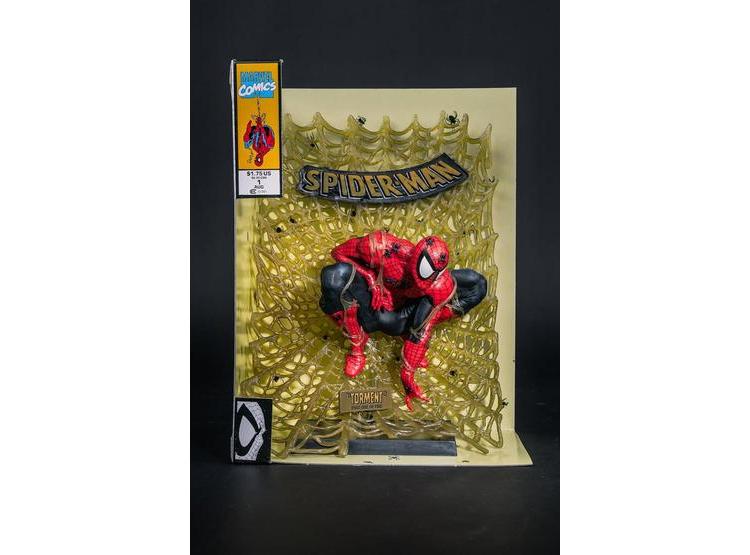 FIGURA COLECCIONABLE SPIDER-MAN DE MARVEL EDICIÓN DORADA CON BASE Y CÓMIC, DISEÑADA POR MCFARLANE TOYS - 6