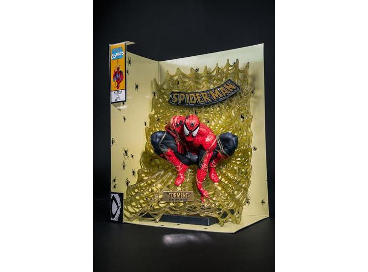 FIGURA COLECCIONABLE SPIDER-MAN DE MARVEL EDICIÓN DORADA CON BASE Y CÓMIC, DISEÑADA POR MCFARLANE TOYS - 7