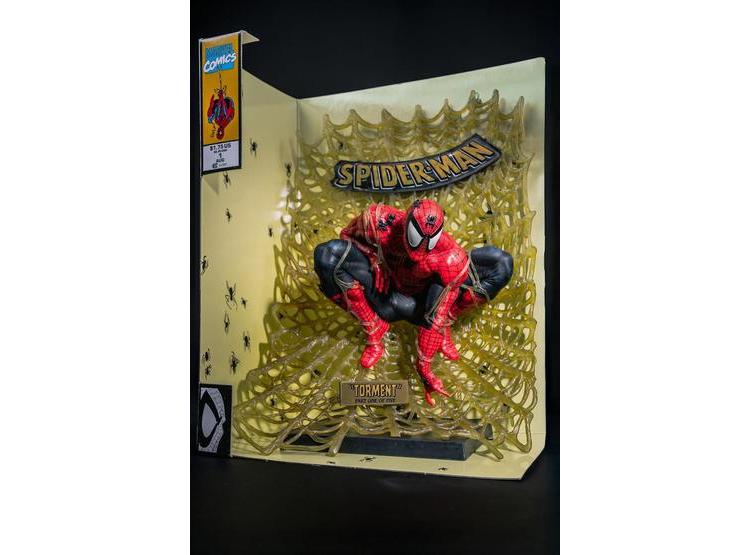 FIGURA COLECCIONABLE SPIDER-MAN DE MARVEL EDICIÓN DORADA CON BASE Y CÓMIC, DISEÑADA POR MCFARLANE TOYS - 8
