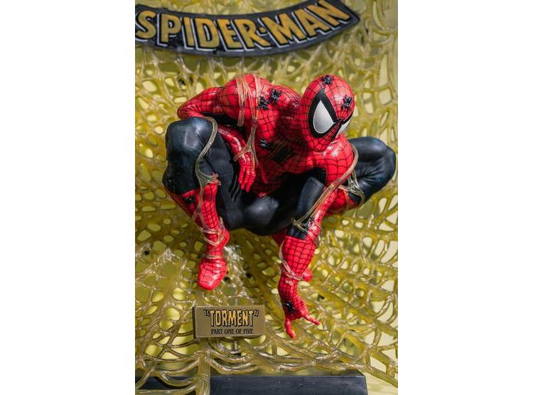 FIGURA COLECCIONABLE SPIDER-MAN DE MARVEL EDICIÓN DORADA CON BASE Y CÓMIC, DISEÑADA POR MCFARLANE TOYS - 9