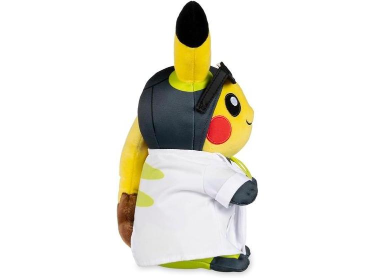 PELUCHE PIKACHU ASISTENTE DE PROFESOR WILLOW DE POKÉMON CENTER, LISTO PARA AVENTURAS CON BATA Y TRAJE NEON - 2