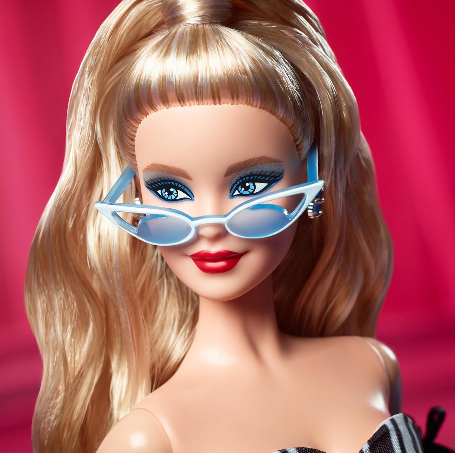 MUÑECA BARBIE SIGNATURE 65 ANIVERSARIO CABELLO RUBIO VESTIDO BLANCO Y NEGRO - 3