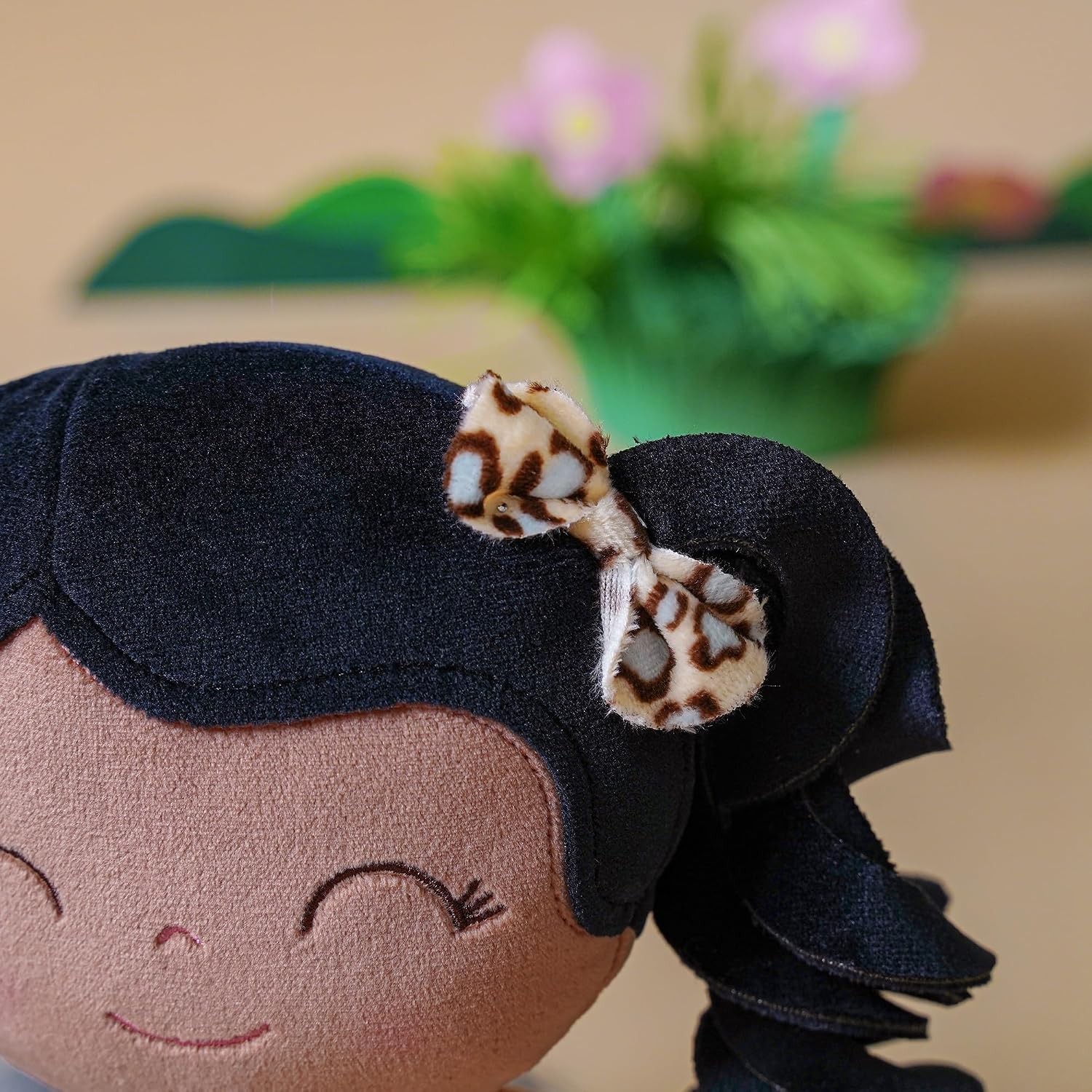 MUÑECA DE PELUCHE GLOVELEYA CON VESTIDO DE LEOPARDO Y PIEL BRONCEADA 30 CM - 3