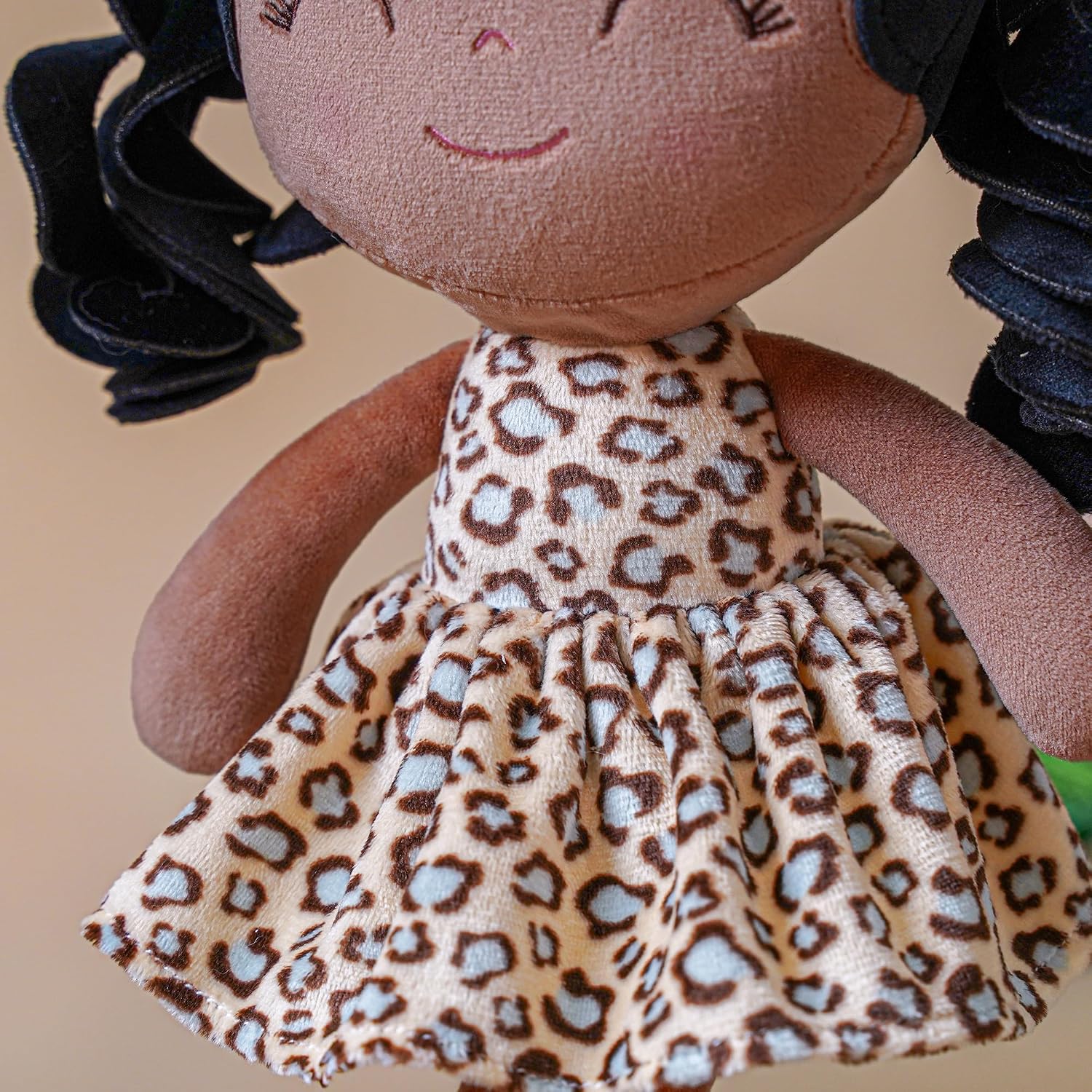 MUÑECA DE PELUCHE GLOVELEYA CON VESTIDO DE LEOPARDO Y PIEL BRONCEADA 30 CM - 4