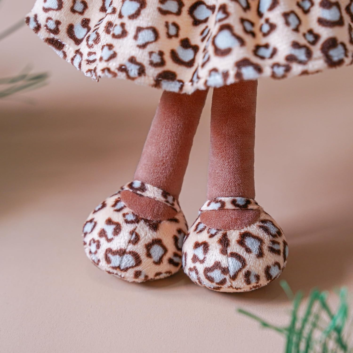 MUÑECA DE PELUCHE GLOVELEYA CON VESTIDO DE LEOPARDO Y PIEL BRONCEADA 30 CM - 5