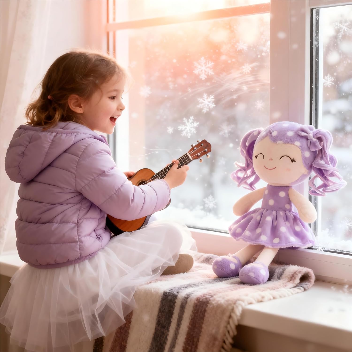 PELUCHE MUÑECA BEBÉ GLOVELEYA PERSONALIZABLE CON NOMBRE, CABELLO RIZADO Y VESTIDO MORADO CON LUNARES, 30 CM - 3