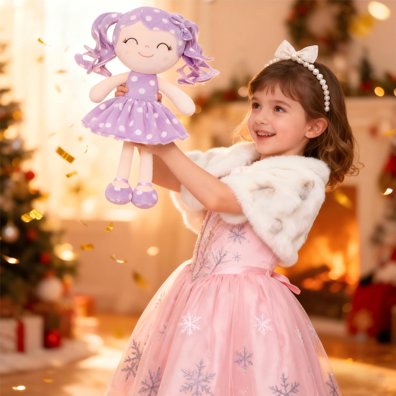 PELUCHE MUÑECA BEBÉ GLOVELEYA PERSONALIZABLE CON NOMBRE, CABELLO RIZADO Y VESTIDO MORADO CON LUNARES, 30 CM - 4