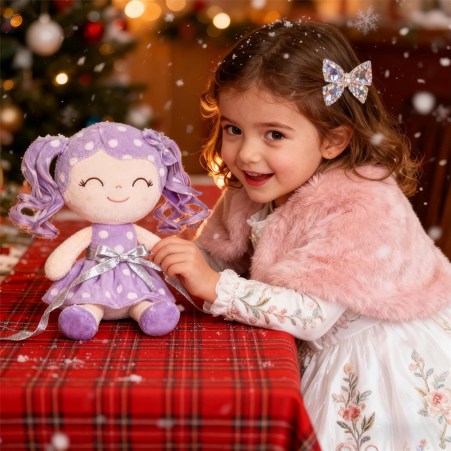 PELUCHE MUÑECA BEBÉ GLOVELEYA PERSONALIZABLE CON NOMBRE, CABELLO RIZADO Y VESTIDO MORADO CON LUNARES, 30 CM - 5
