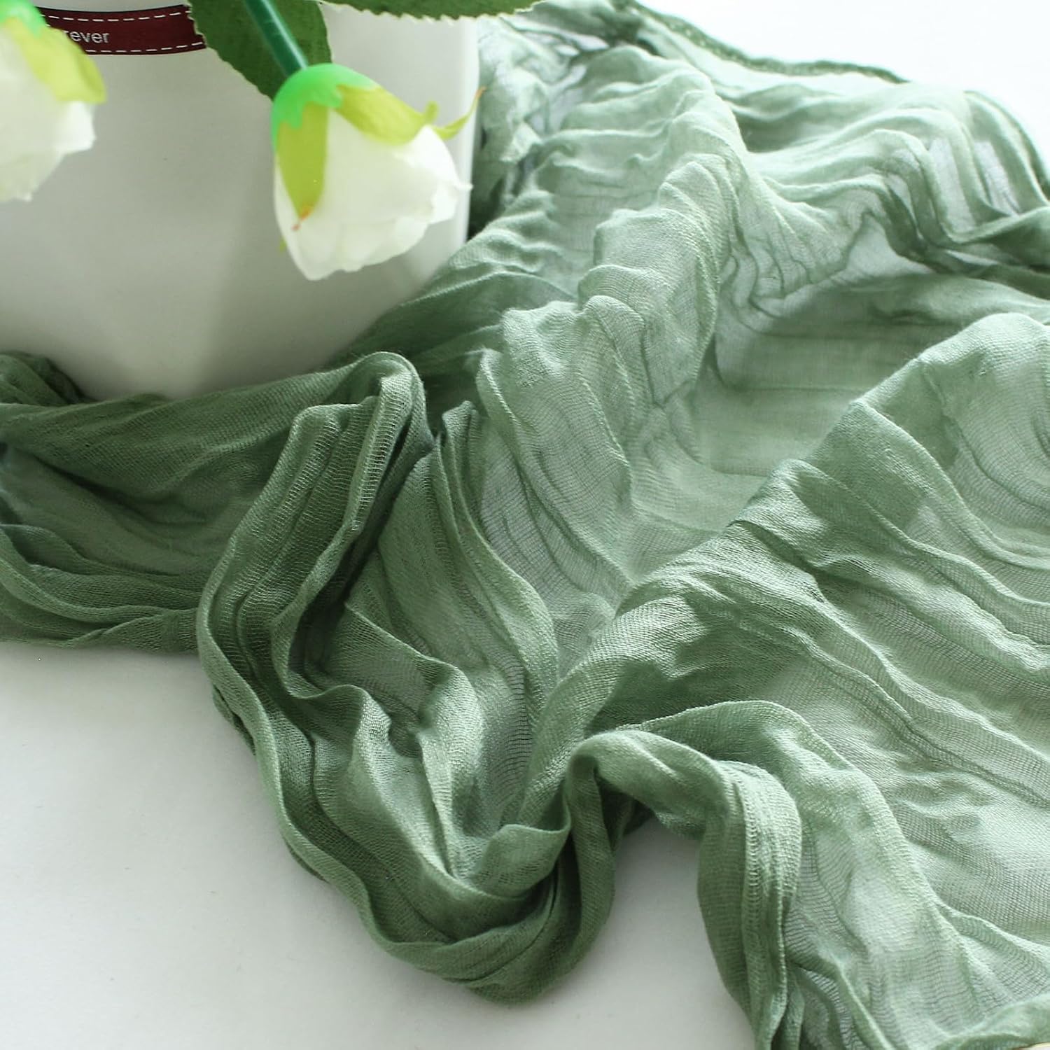 CAMINO DE MESA GASA LUXE LOUISE VERDE SALVIA 21.5X120 PULGADAS PACK 12 UNIDADES - 4