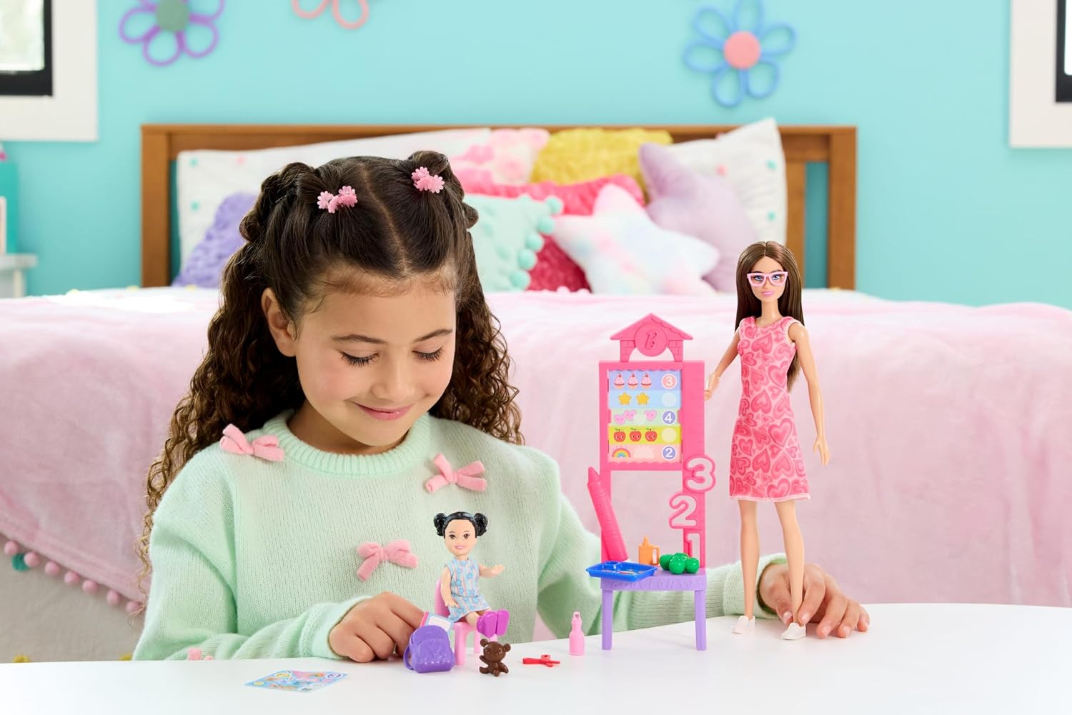MUÑECA BARBIE CAREERS TEACHER CON SET DE AULA TEMÁTICO - 2
