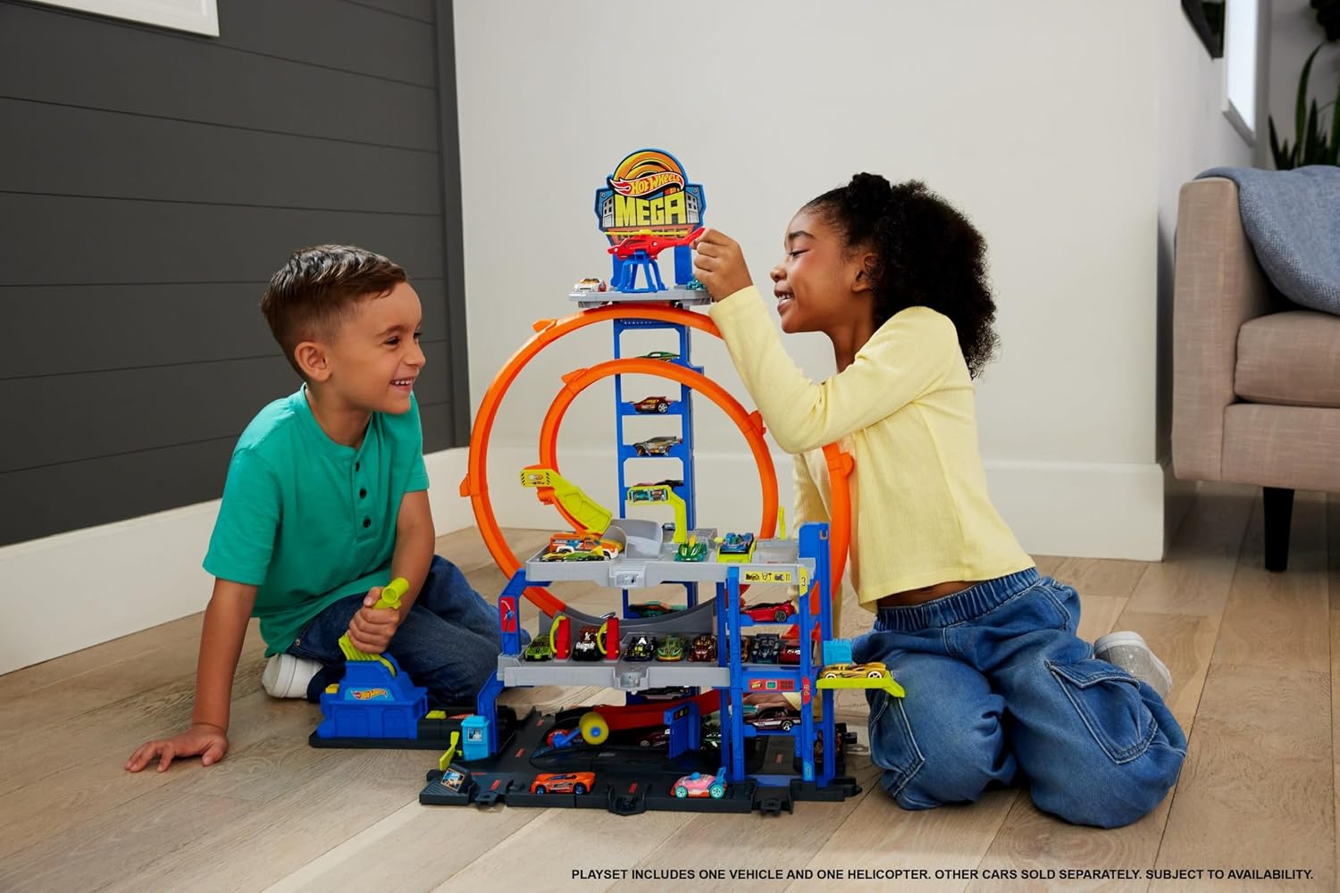 HOT WHEELS MEGA LOOP GARAGE TRACK SET CON AUTO Y HELICÓPTERO DE JUGUETE - 2