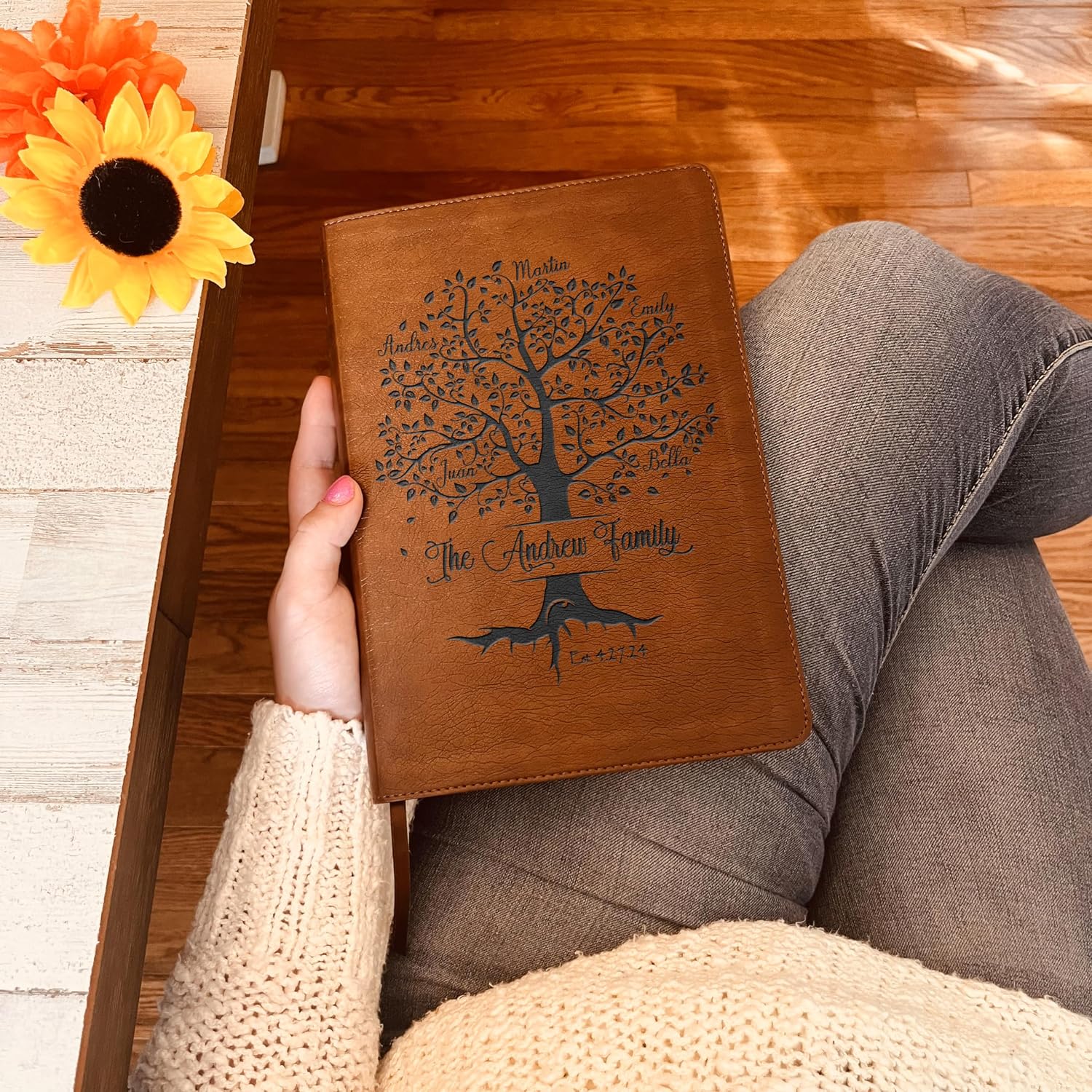 BIBLIA FAMILIAR PERSONALIZADA NLT CON ÁRBOL GENEALÓGICO COLOR MARRÓN RÚSTICO - 2