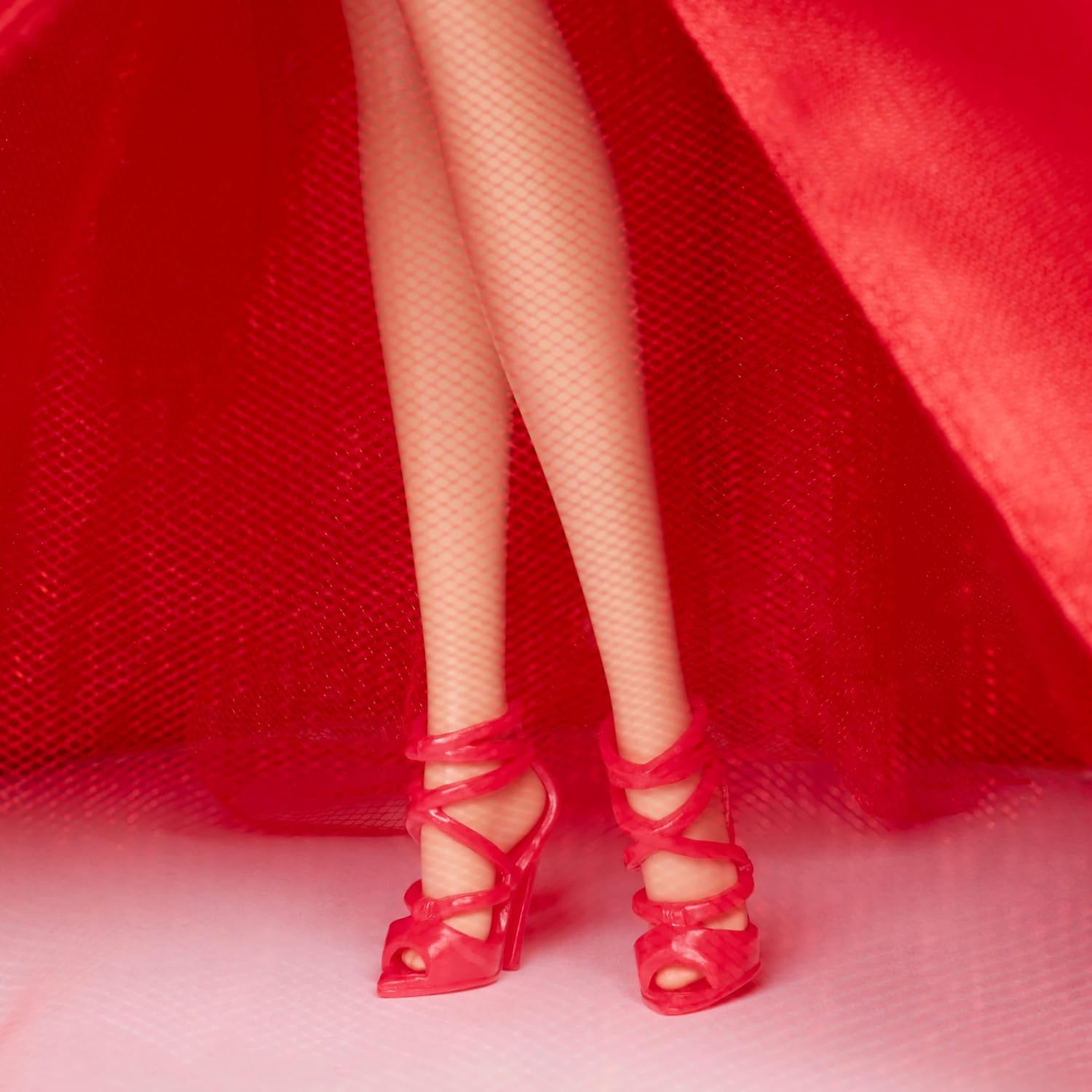 MUÑECA BARBIE SIGNATURE 2026 HOLIDAY COLLECTIBLE CON VESTIDO ROJO Y SOPORTE - 4