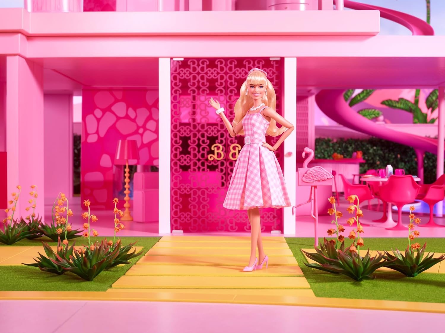 MUÑECA BARBIE THE MOVIE MARGOT ROBBIE VESTIDO ROSA A CUADROS - 2