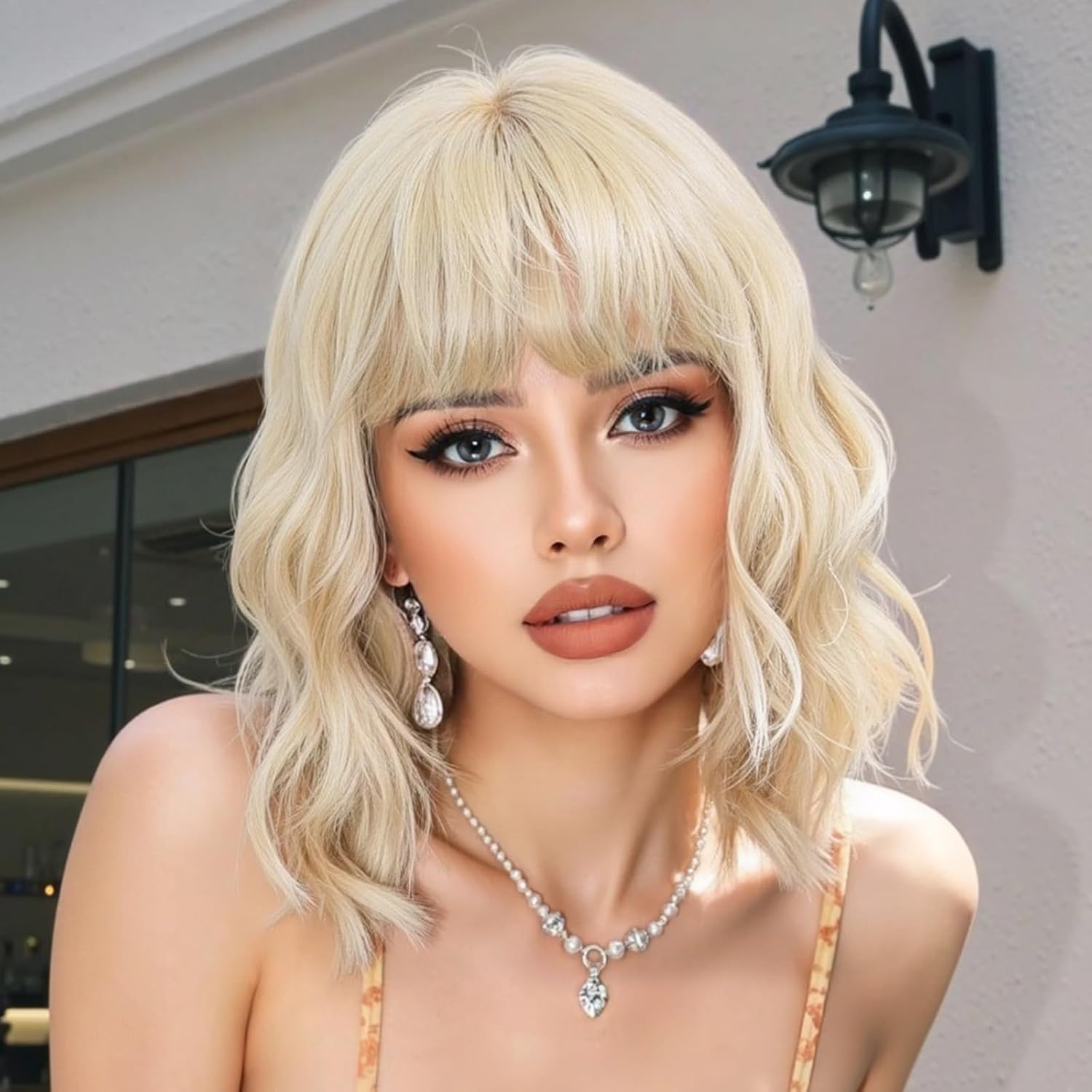 PELUCA BOB CORTA ONDULADA RUBIA SINTÉTICA CON FLEQUILLO PARA MUJER - 1