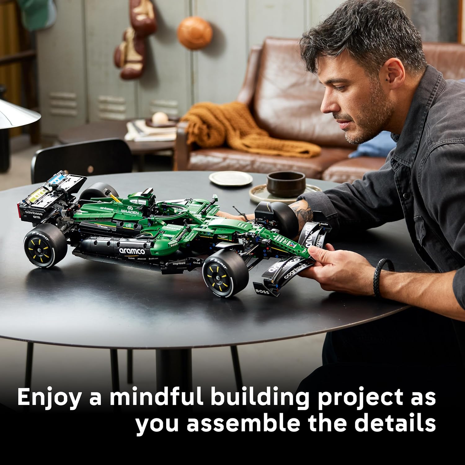 SET DE CONSTRUCCIÓN LEGO TECHNIC ASTON MARTIN ARAMCO AMR25 F1 CAR 42240 - 3