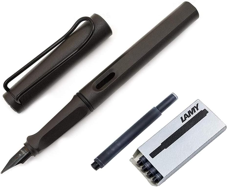 PLUMA ESTILOGRÁFICA LAMY SAFARI PUNTA MEDIANA NEGRA MATE + 5 CARTUCHOS DE TINTA NEGRA - 1