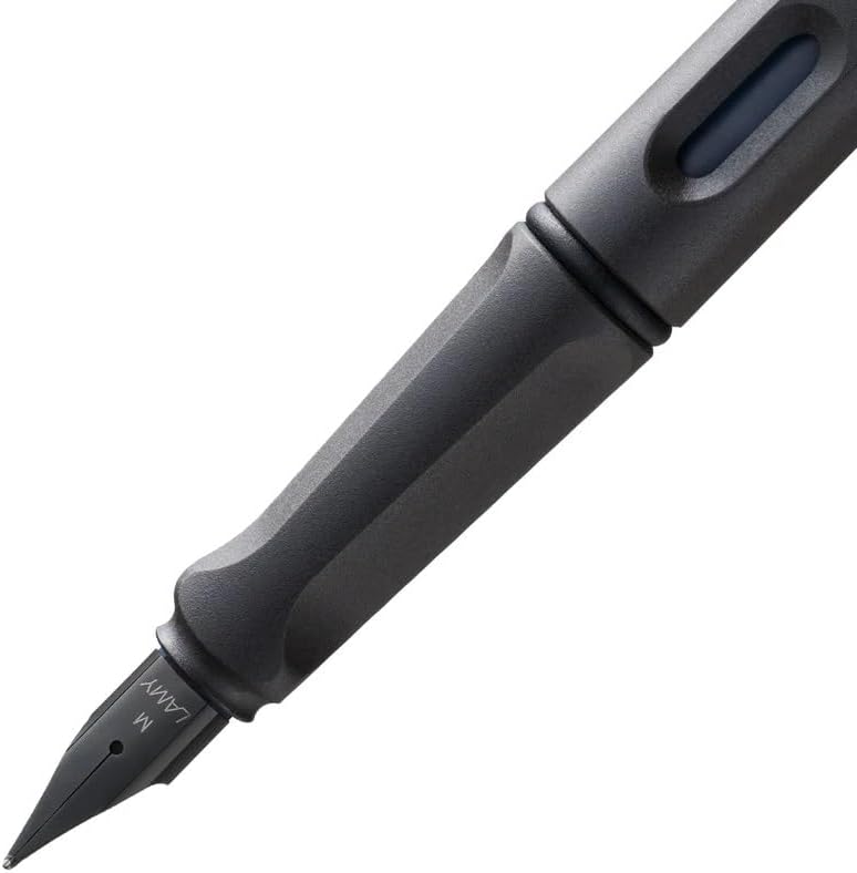PLUMA ESTILOGRÁFICA LAMY SAFARI PUNTA MEDIANA NEGRA MATE + 5 CARTUCHOS DE TINTA NEGRA - 2