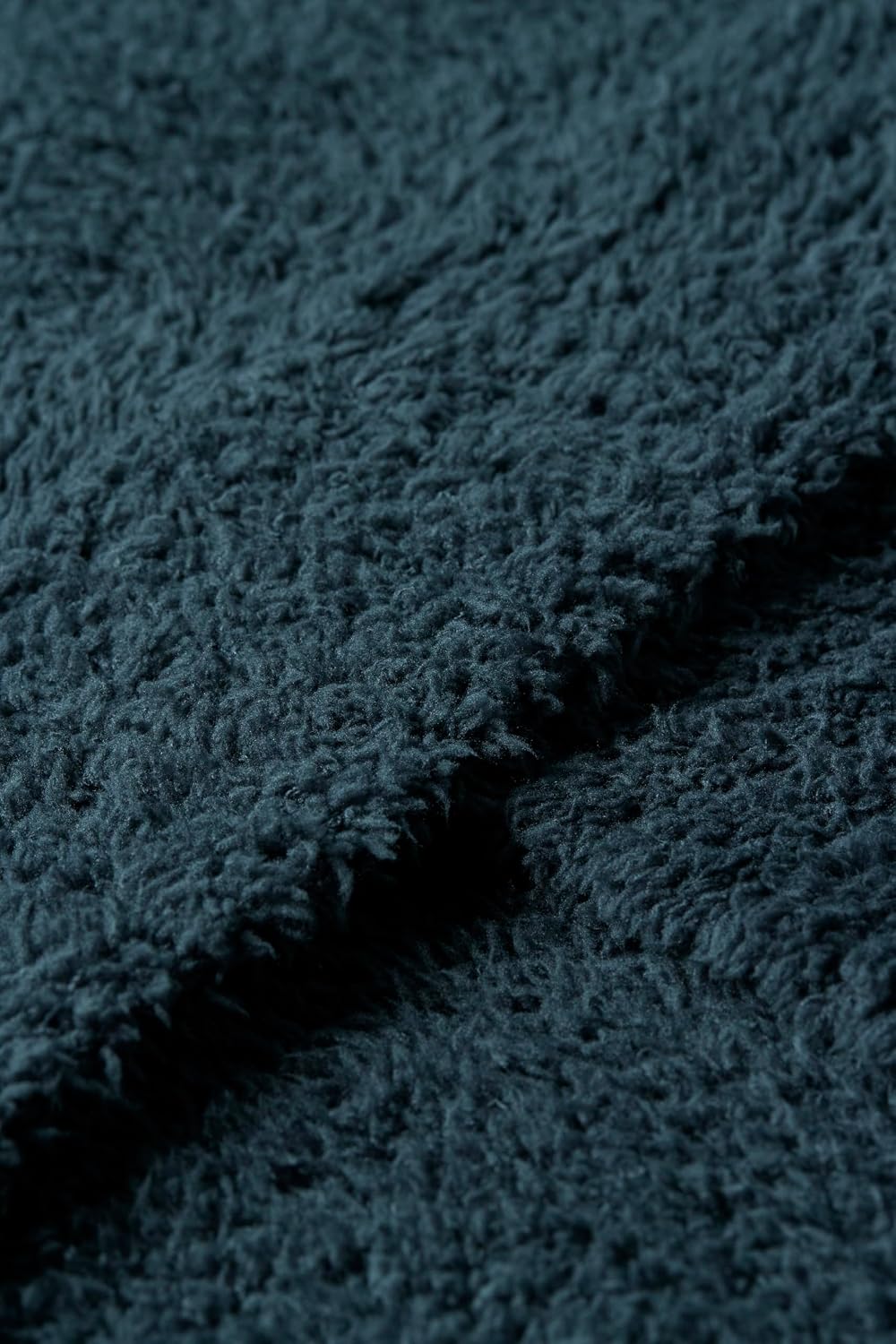 MANTA BAREFOOT DREAMS COZYCHIC ONYX BLUE 54X72 PULGADAS - 2