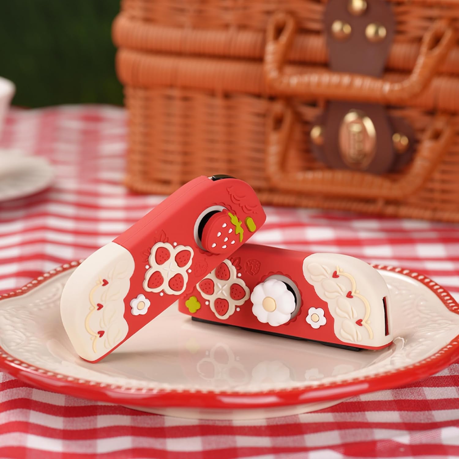 FUNDA PROTECTORA GEEKSHARE PARA SWITCH OLED CON CUBIERTA DE SILICONA Y 2 TAPAS PARA JOYSTICK COLOR FRESAS CON CREMA - 5