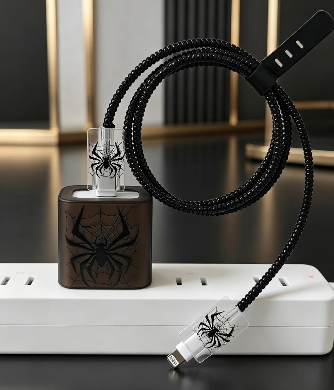 PROTECTOR PARA CARGADOR FARVEWRY PARA ADAPTADOR USB-C 20W IPHONE DISEÑO ARAÑA NEGRA - 2