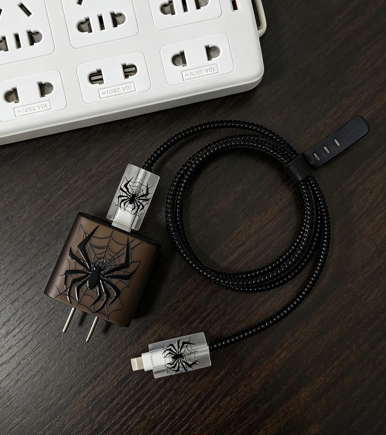 PROTECTOR PARA CARGADOR FARVEWRY PARA ADAPTADOR USB-C 20W IPHONE DISEÑO ARAÑA NEGRA - 3