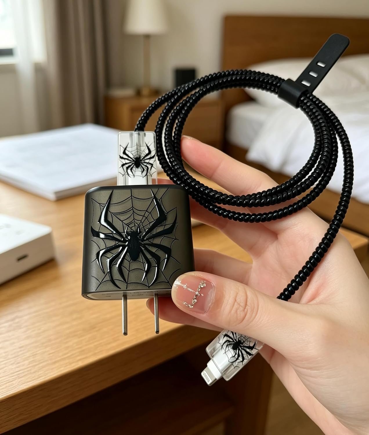 PROTECTOR PARA CARGADOR FARVEWRY PARA ADAPTADOR USB-C 20W IPHONE DISEÑO ARAÑA NEGRA - 4