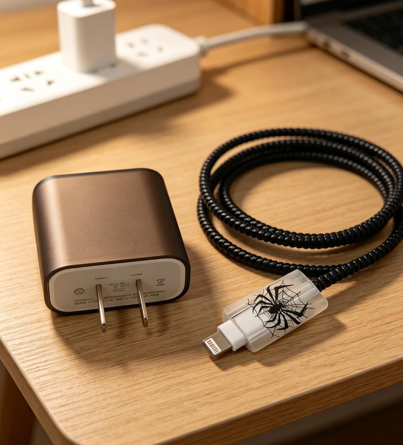 PROTECTOR PARA CARGADOR FARVEWRY PARA ADAPTADOR USB-C 20W IPHONE DISEÑO ARAÑA NEGRA - 5