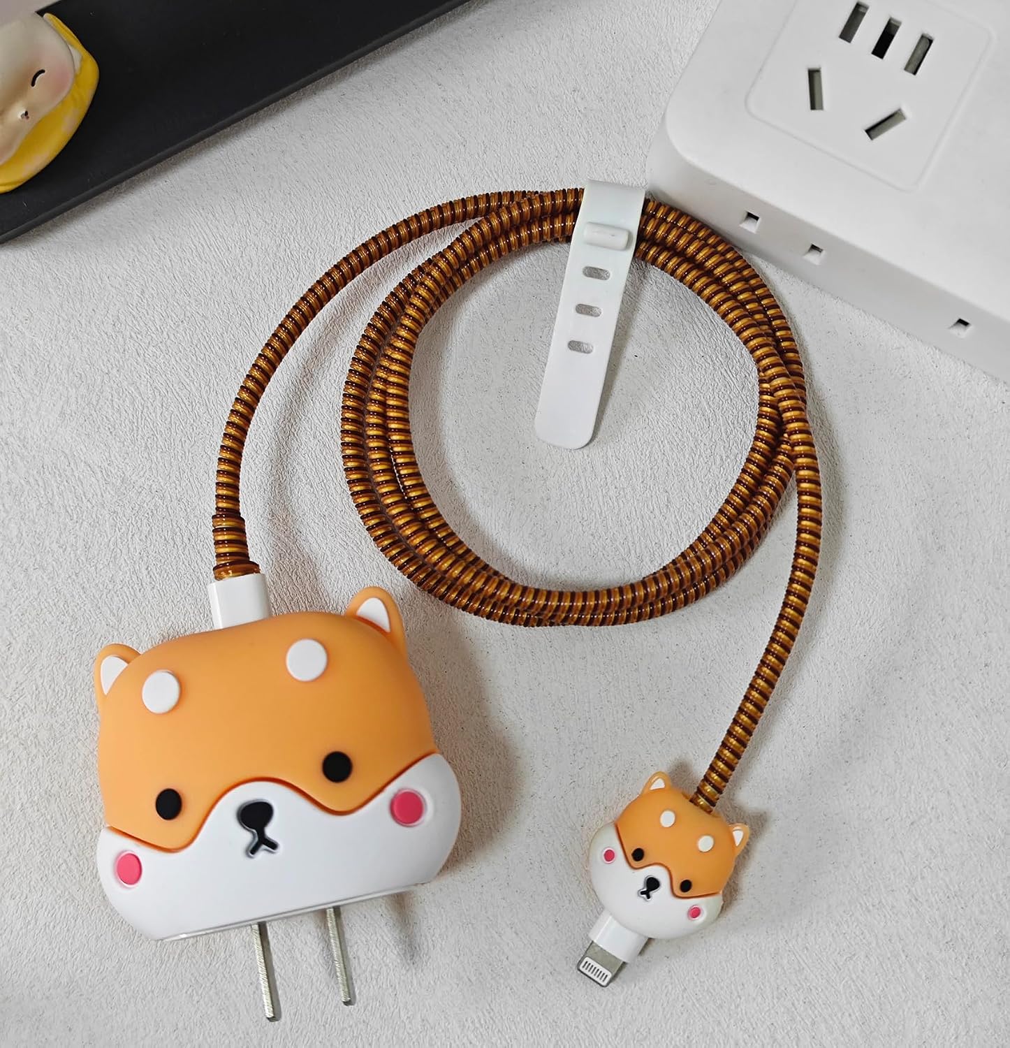 PROTECTOR PARA CARGADOR FARVEWRY COMPATIBLE CON IPHONE 20W USB-C DISEÑO SHIBA INU - 3