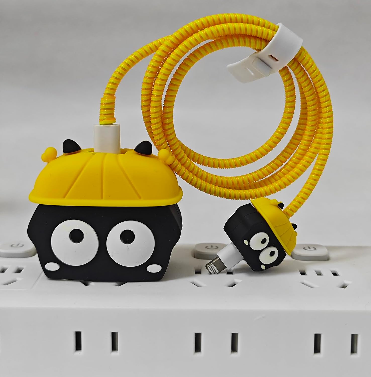 PROTECTOR PARA CARGADOR FARVEWRY PARA ADAPTADOR USB-C 20W IPHONE AMARILLO CON NEGRO - 3