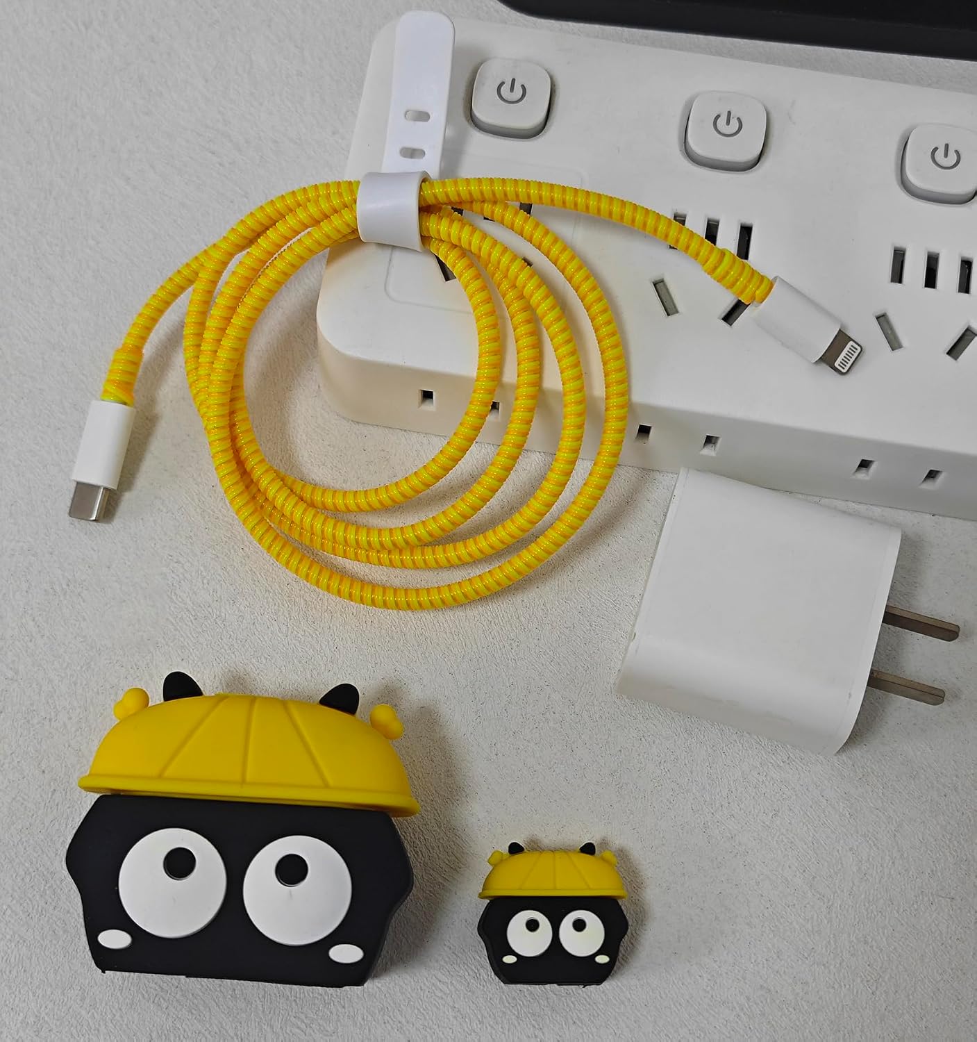 PROTECTOR PARA CARGADOR FARVEWRY PARA ADAPTADOR USB-C 20W IPHONE AMARILLO CON NEGRO - 4