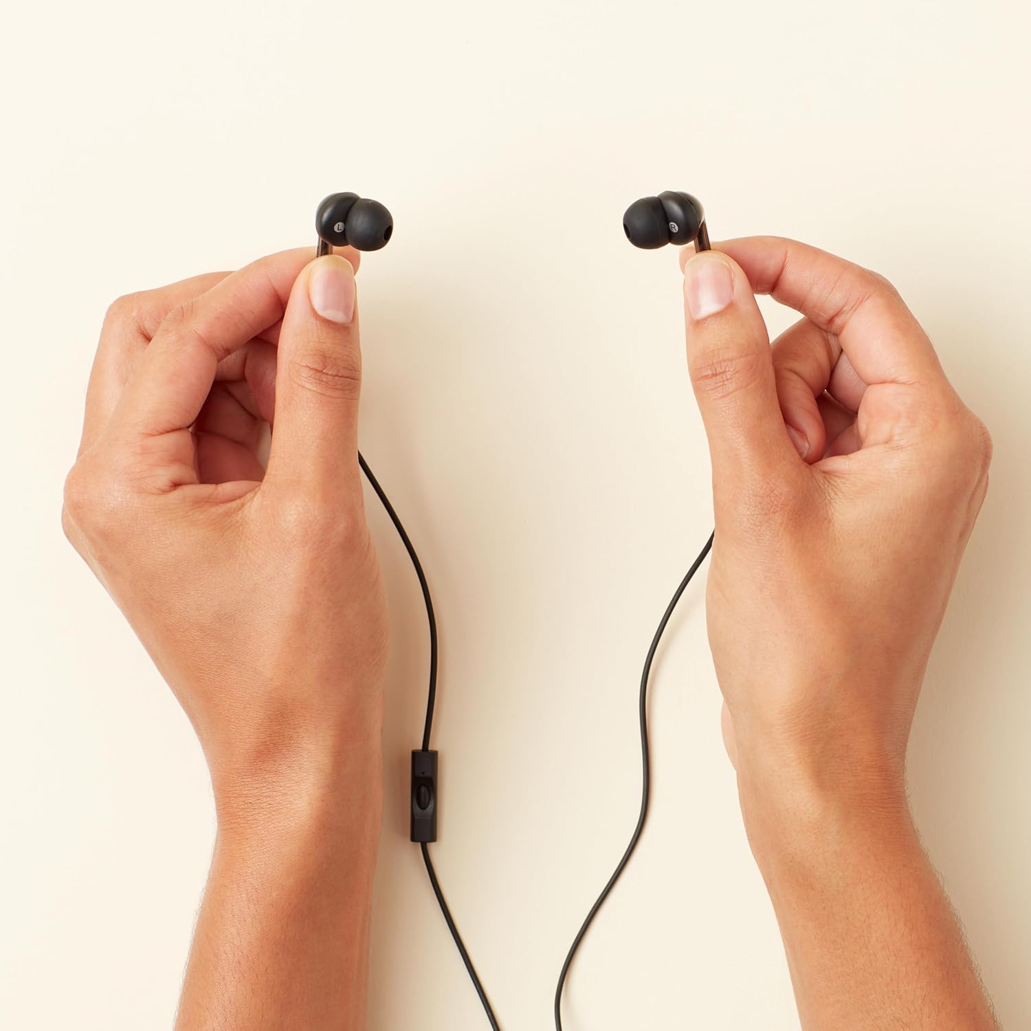 AUDÍFONOS IN-EAR AMAZON BASICS 3.5MM CABLEADOS 2 PARES CON MICRÓFONO Y CONTROL DE PISTAS - 5