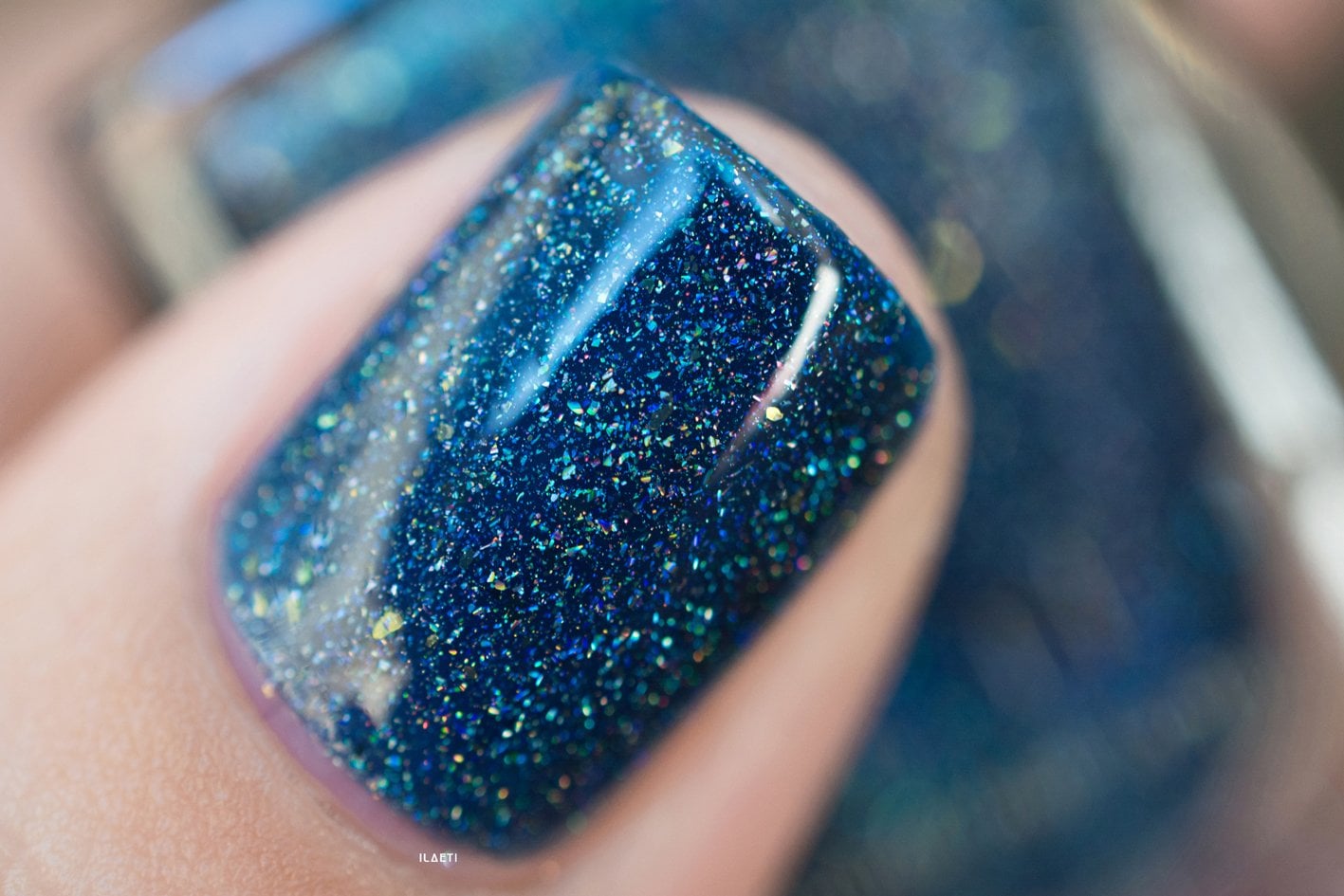 ESMALTE DE UÑAS ILNP AFTER MIDNIGHT AZUL PRUSIA HOLOGRÁFICO CON DESTELLOS DORADOS 12ML - 5